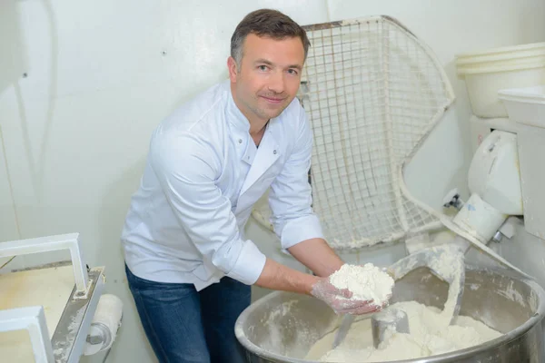 Περήφανοι baker ψήσιμο μπαγκέτα ψωμί στην κουζίνα του — Φωτογραφία Αρχείου