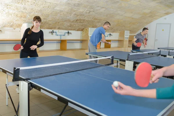 Bella donna giocare a ping-pong con gli amici — Foto Stock