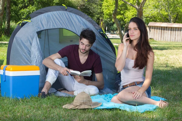 Jóvenes divirtiéndose mientras caminan en la naturaleza — Foto de Stock