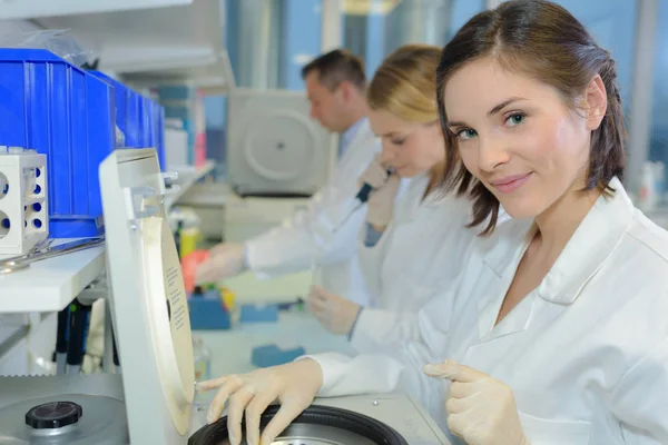 Team of chemist in the laboratory — Stock Photo, Image