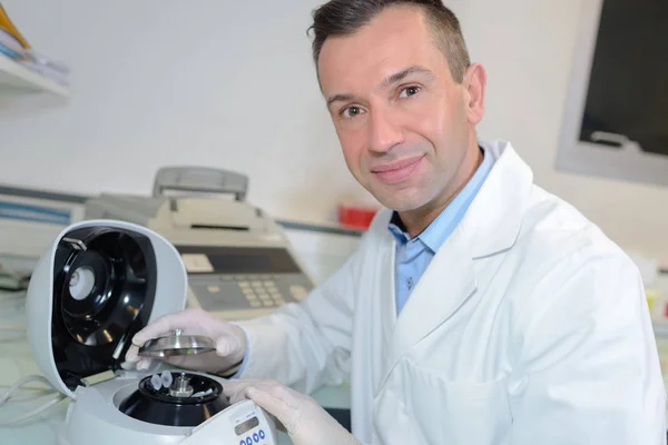 Retrato del técnico de laboratorio con máquina centífuga — Foto de Stock