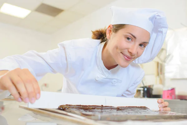 De chef van het gebakje werken en baker — Stockfoto