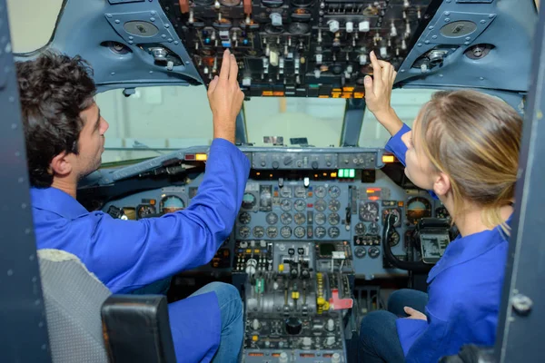 Testen van het vliegtuig en diagnosticeren — Stockfoto