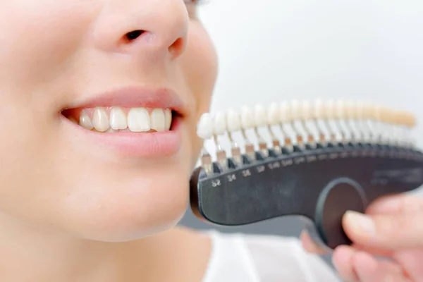 Sonrisa dentada junto a la muestra de dientes postizos —  Fotos de Stock