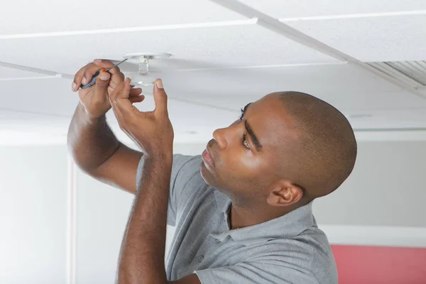 Mending a light bulb — Stock Photo, Image