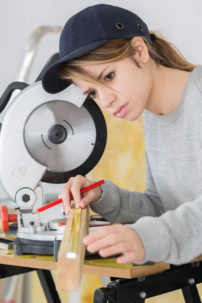 İş yerinde genç kadın marangoz — Stok fotoğraf