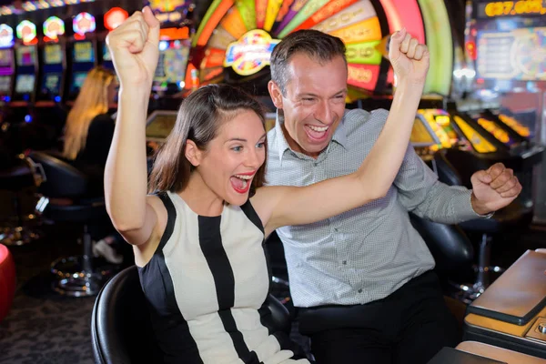 Çift kutluyor casino zafer — Stok fotoğraf
