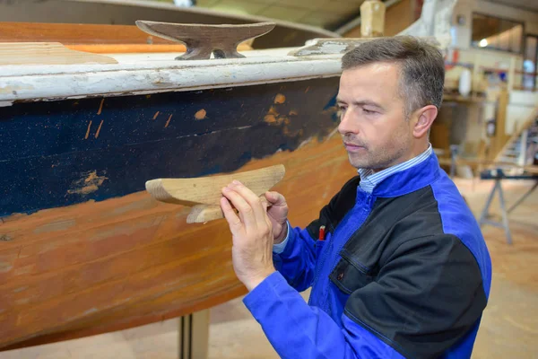 Trabalhador fazendo um barco — Fotografia de Stock