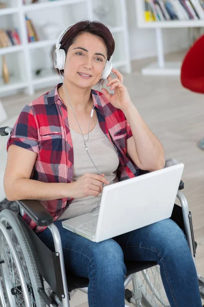 Frau im Rollstuhl benutzt Computer — Stockfoto