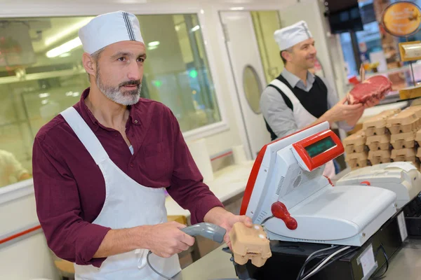 Lebensmittelhändler scannt Eierbox — Stockfoto