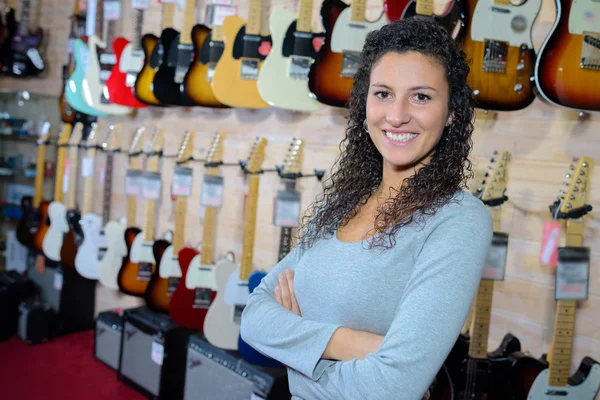 Retrato de mujer delante de la pantalla de guitarras — Foto de Stock