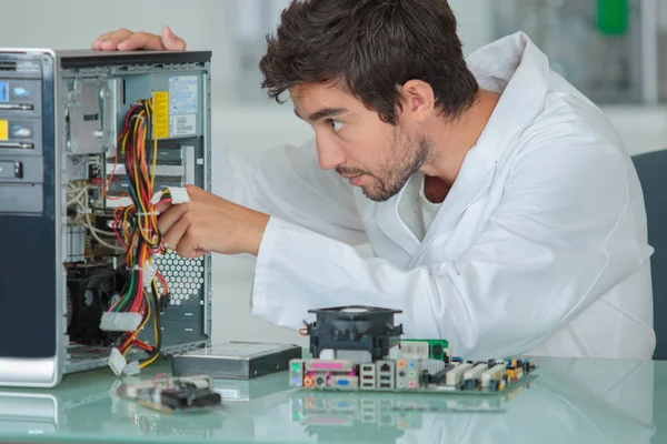 Vervollständigung der Hauptplatine und Arbeit — Stockfoto