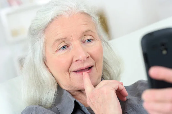 Senior senhora lendo uma mensagem de texto — Fotografia de Stock