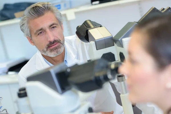 Trabajador de laboratorio mirando a colega — Foto de Stock