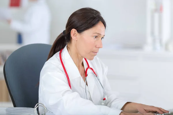 Kobiece pracownika medycznego za pomocą komputera — Zdjęcie stockowe