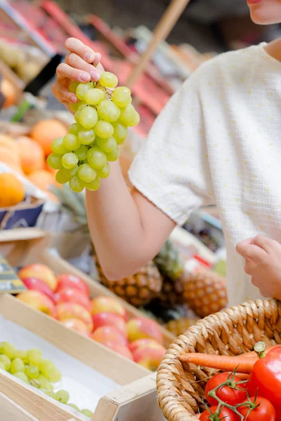 Uvas y mujer hembra — Foto de Stock