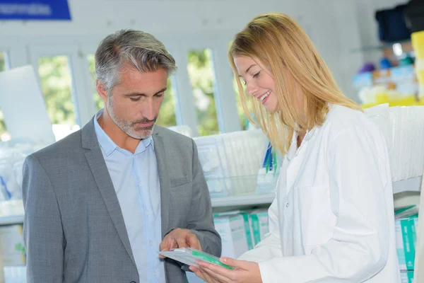 Hombre eligiendo suministros médicos — Foto de Stock