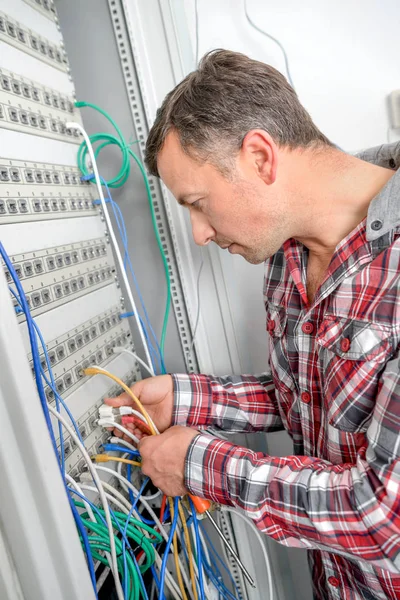 Serverwartung und Kabel — Stockfoto