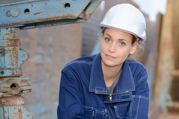 Fáradt nő mérnök és a munka — Stock Fotó