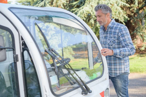 Homem verificando carrinho de golfe — Fotografia de Stock