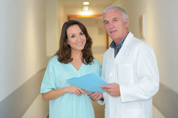 Erkek ve kadın doktor hastane koridorda portresi — Stok fotoğraf