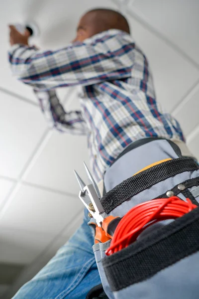 Electricista instalando luz en el techo — Foto de Stock