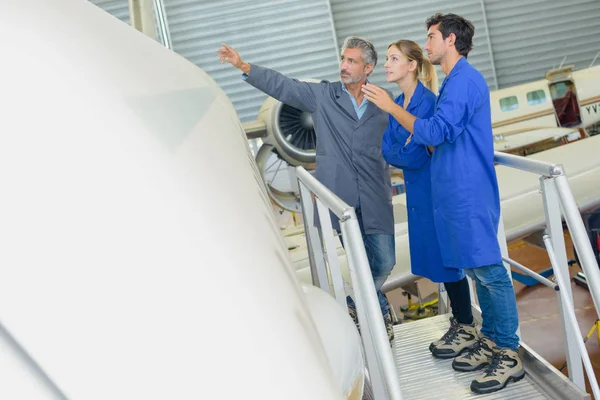 Técnico aeroespacial no trabalho — Fotografia de Stock