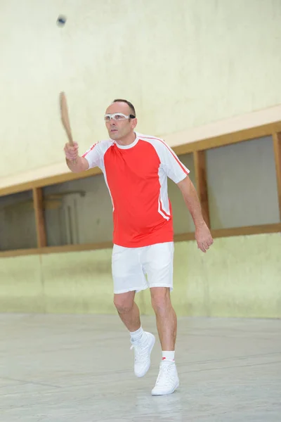 Hombre jugando pala y deporte — Foto de Stock