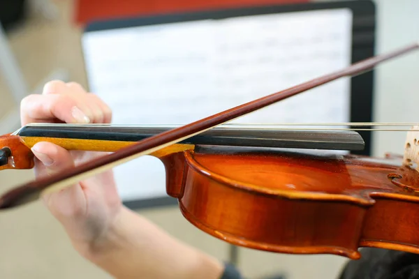 Урок скрипки і дорослих — стокове фото