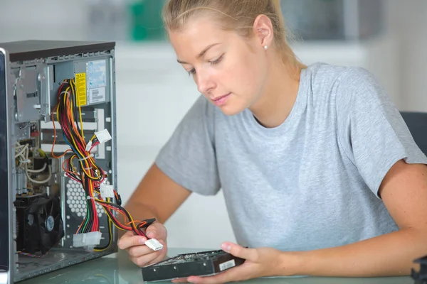 Počítačový technik pracuje na počítači — Stock fotografie