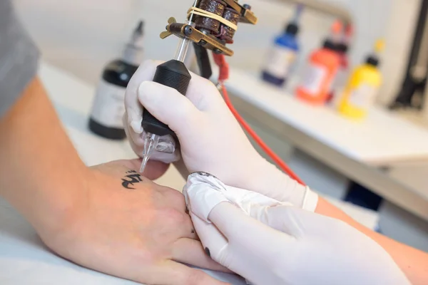 Fazer uma tatuagem e tatuagem — Fotografia de Stock