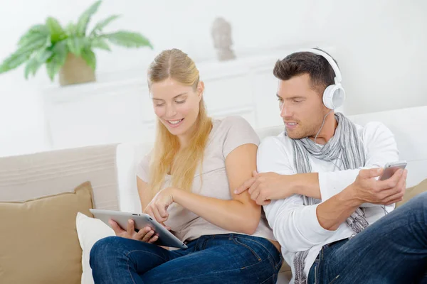 Uomo e donna con gadget — Foto Stock