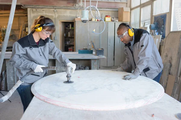 Lavoratori levigatura pezzo rotondo di marmo — Foto Stock