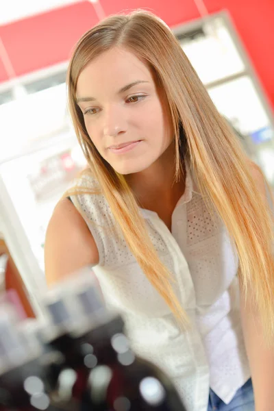 Femme dans un salon de coiffure — Photo