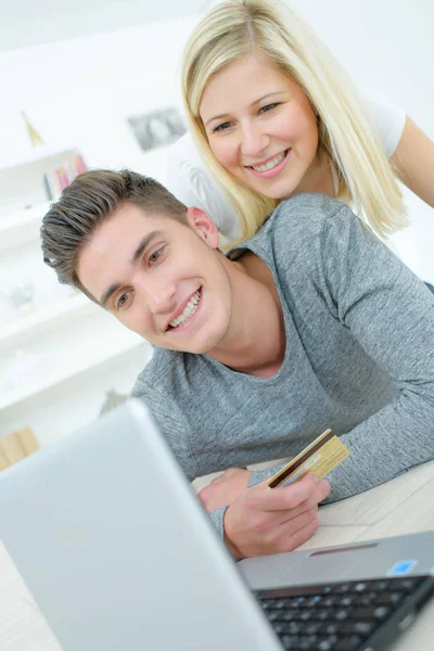 Online shoppers happy with the purchase — Stock Photo, Image