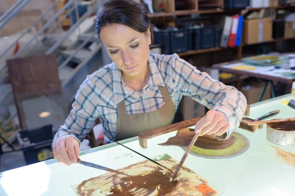 Künstler bei der Arbeit und Kunst — Stockfoto