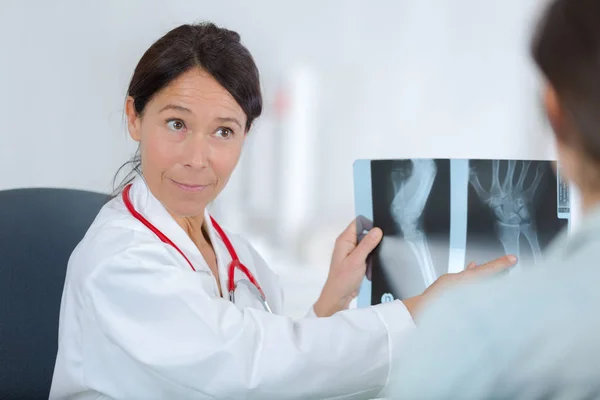Γυναίκα γιατρό ακτίνων χ δείχνει στον ασθενή — Φωτογραφία Αρχείου