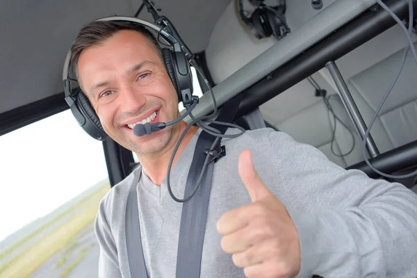 Pilot met de duim aan de orde gesteld — Stockfoto