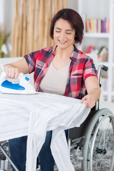 Handicaped person must do her housekeeping herself — Stock Photo, Image