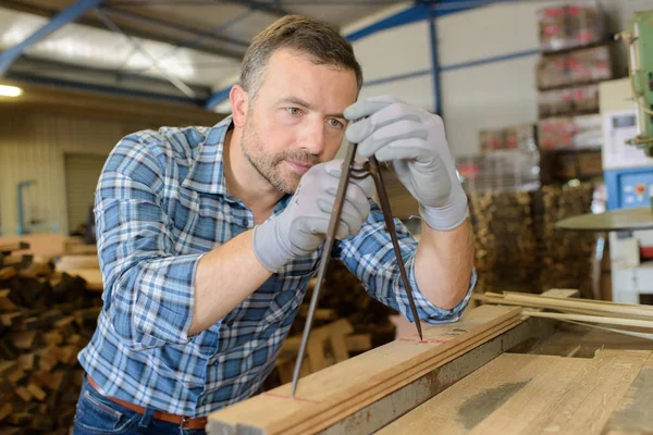 Carpenter setting angle on compass — Stock Photo, Image