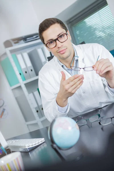 Dottore parlando con il suo paziente in studio medico — Foto Stock