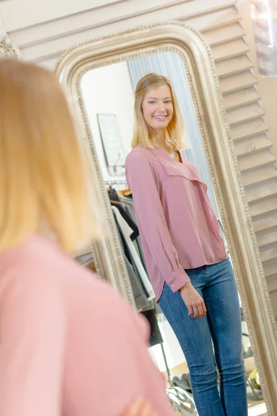 Ragazza che indossa una bella camicetta — Foto Stock