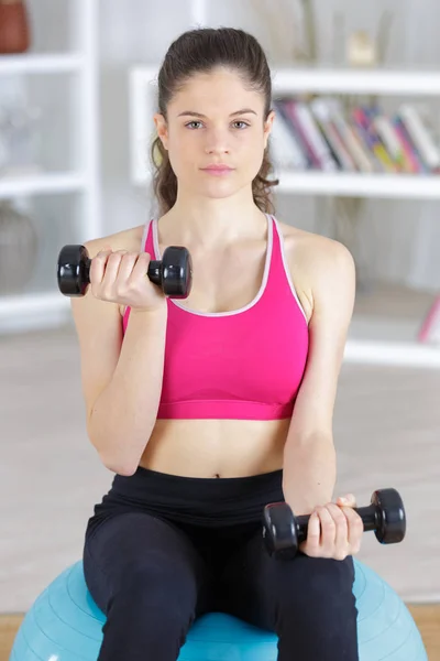 Una bella ragazza sportiva con i manubri — Foto Stock