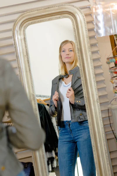 Probándose una chaqueta en una tienda —  Fotos de Stock