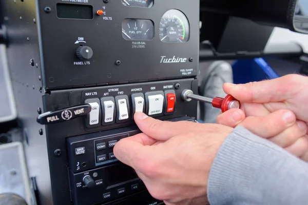 Controles y controles de funcionamiento hombre —  Fotos de Stock