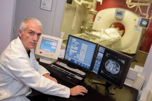 MRI teknoloji uzmanı poz ve manyetik — Stok fotoğraf