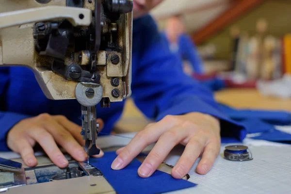 Travailleur des égouts faisant le travail — Photo