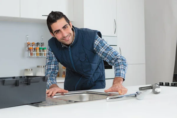 台所の流しのフィッティングの男のポートレート — ストック写真