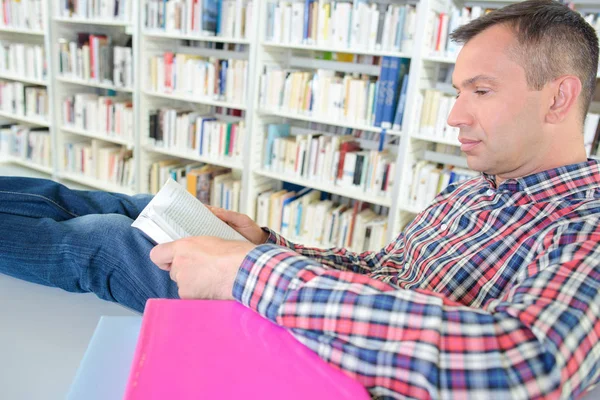 Busy reader in the library — Stock Photo, Image