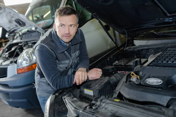 Portrét mužského mechanika při práci v garáži — Stock fotografie